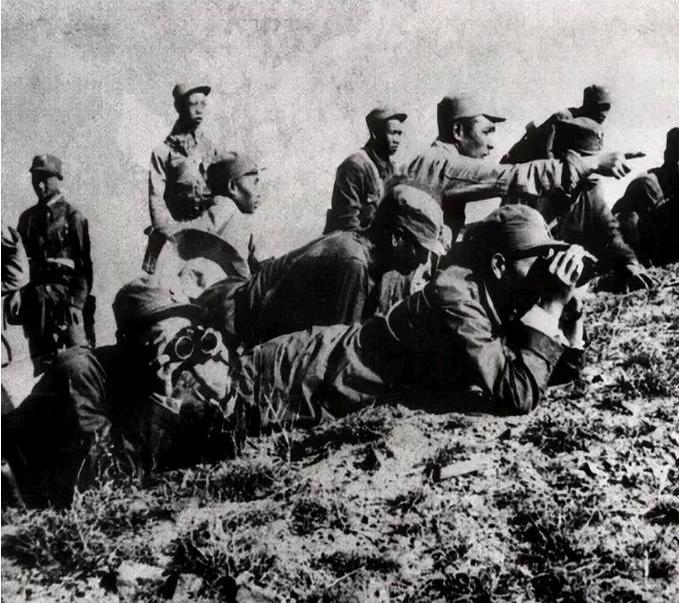 抗战中，八路军营长让战士们反冲锋，不料冲到半山，营长却让他们赶紧把日军尸体背上山