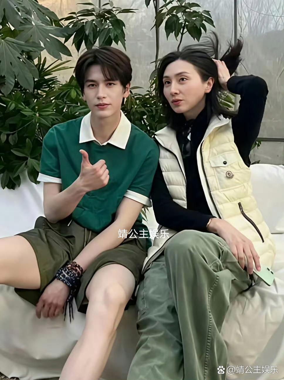 张凌赫晒出和妈妈的合照，他没整容也没动过医美，那张帅气的脸完全是遗传了妈妈的好基