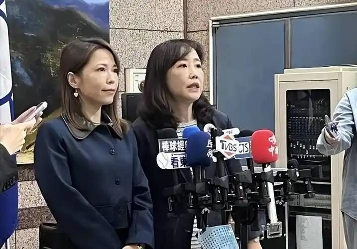 尹乃菁的反水给郑丽文敲响了警钟，这事的核心，就是郑丽文和她钦点的文传会主委尹乃菁