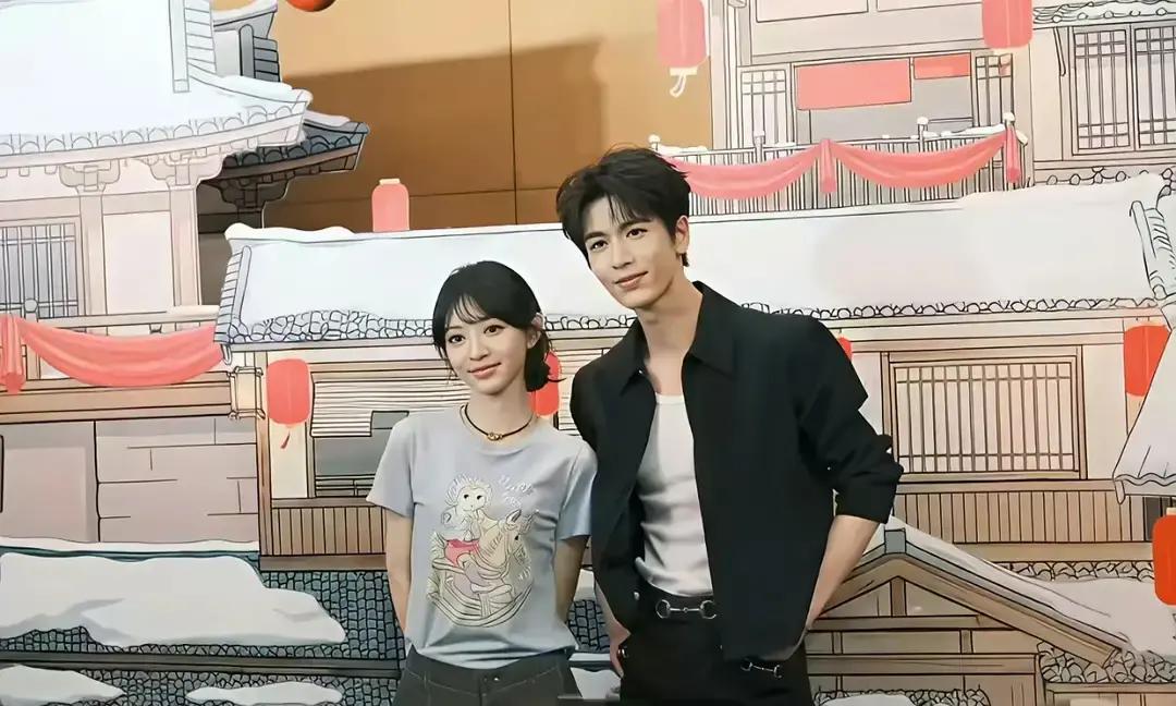 逐玉庆功宴那晚，张凌赫端着酒杯站上台，嗓子有点哑。他说谢谢剧组每一个人，说拍