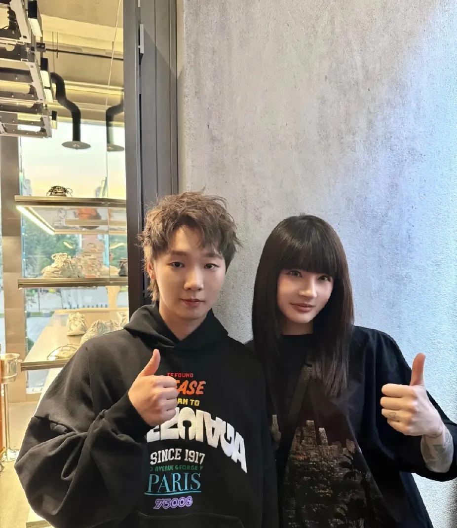 被王曼昱的时尚合拍惊艳到啦宝子们！刷到王曼昱和一位美女的合照啦！两人都穿着黑色