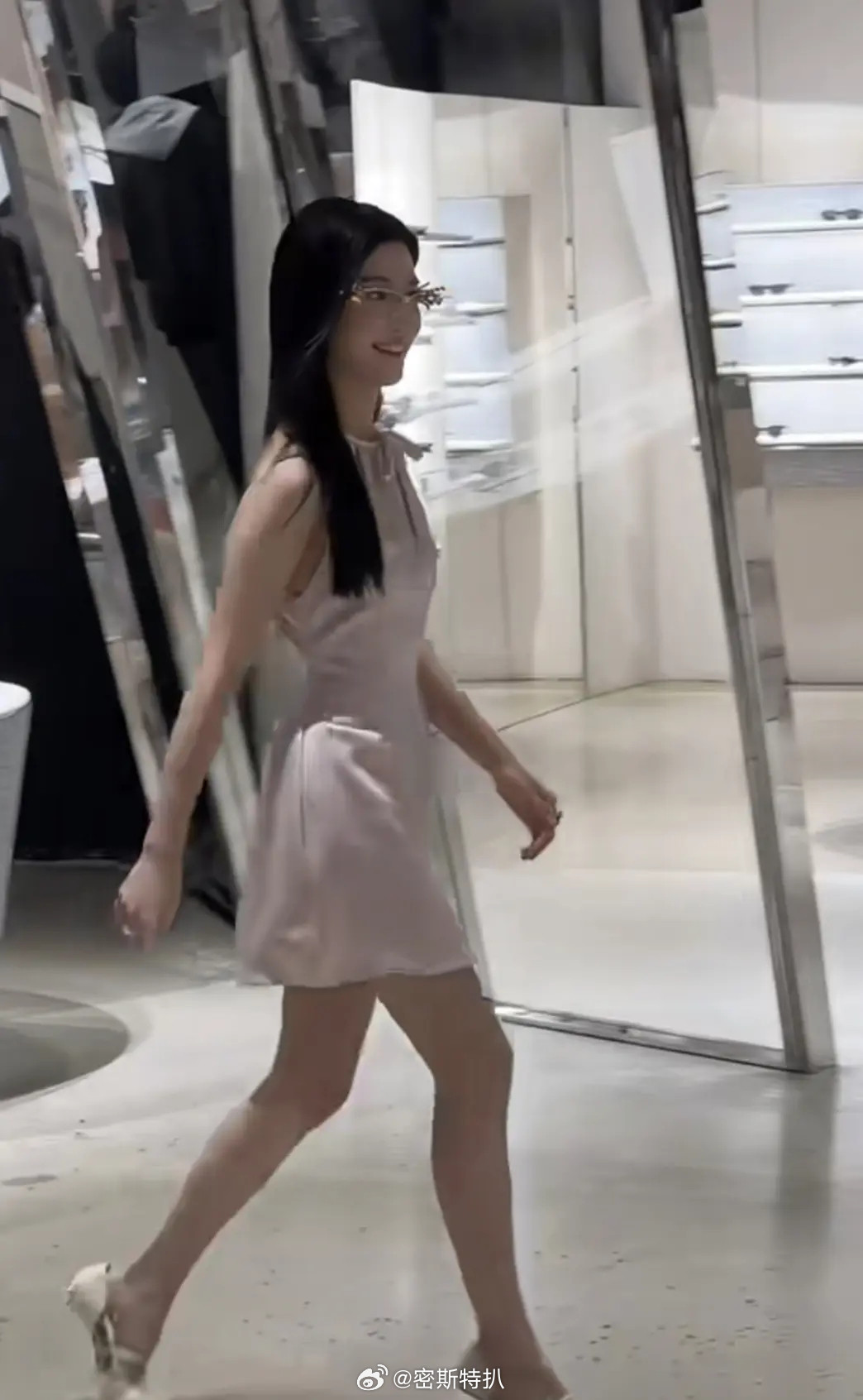 🍉卢昱晓近期路透生图照来袭，高智感有无？