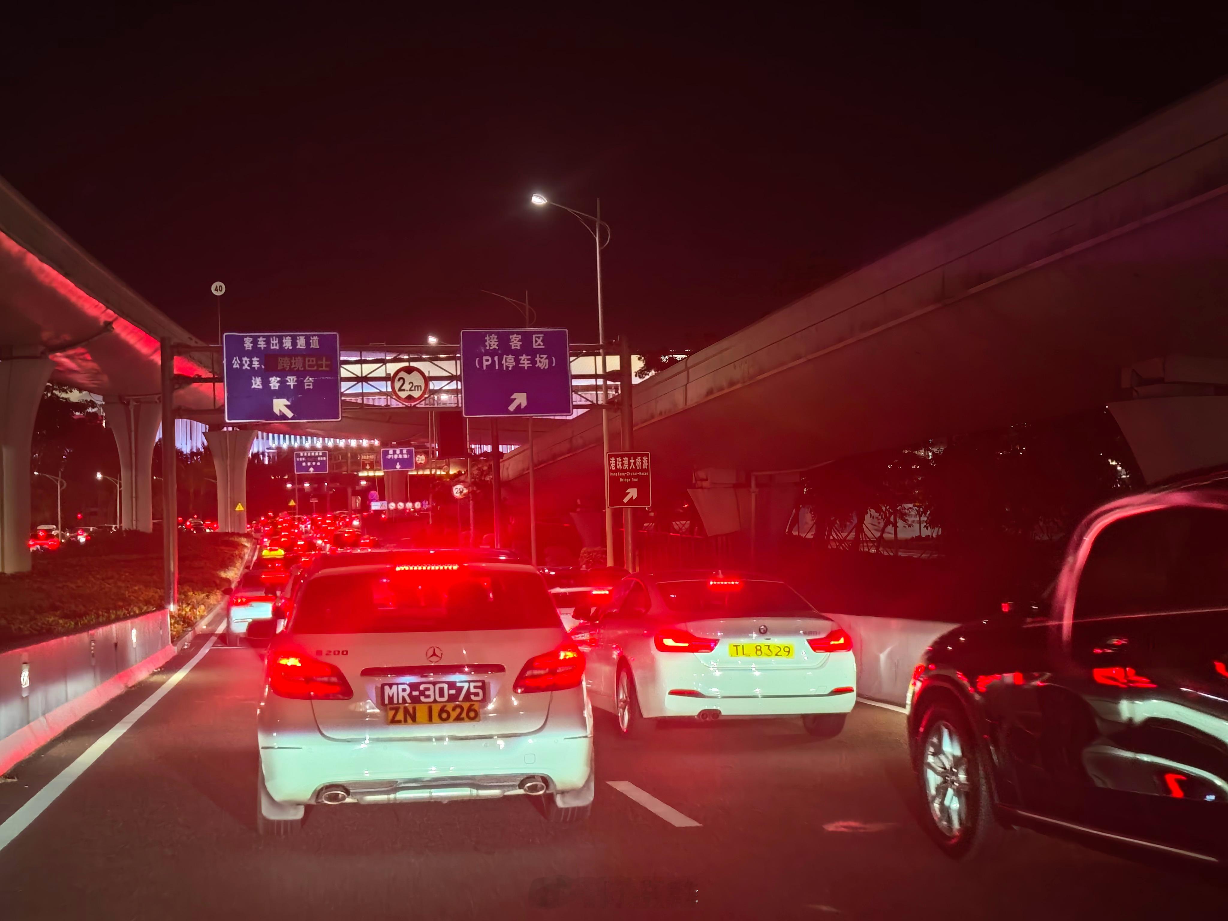 粤车南下碰上周末返港高峰，终于可以开上私家车上港珠澳大桥啦！一群港车里出现一台单