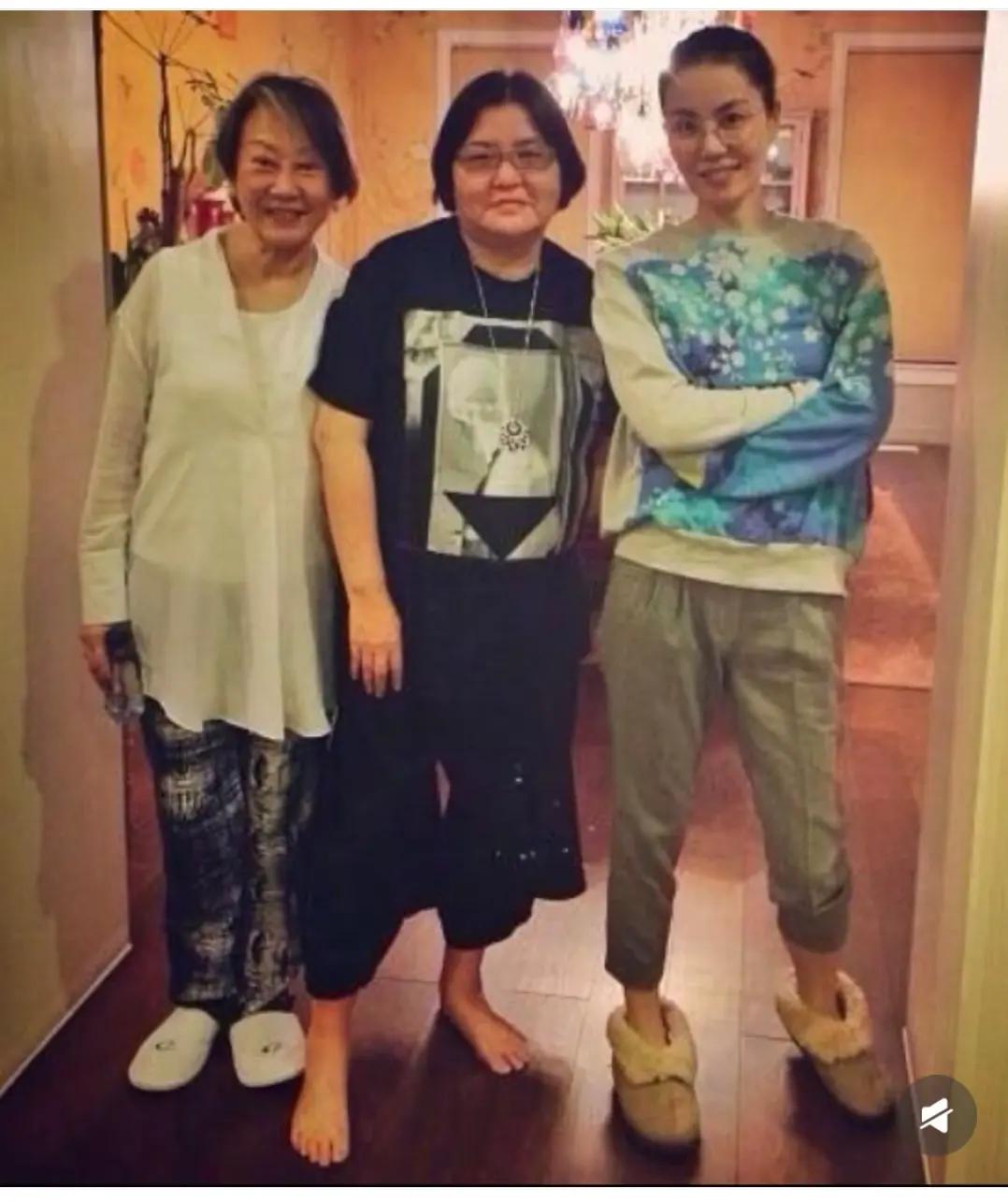 有三个女人一直陪着王菲，所以她才可以那么任性地生活着。娱乐圈最真实的一句话：一个