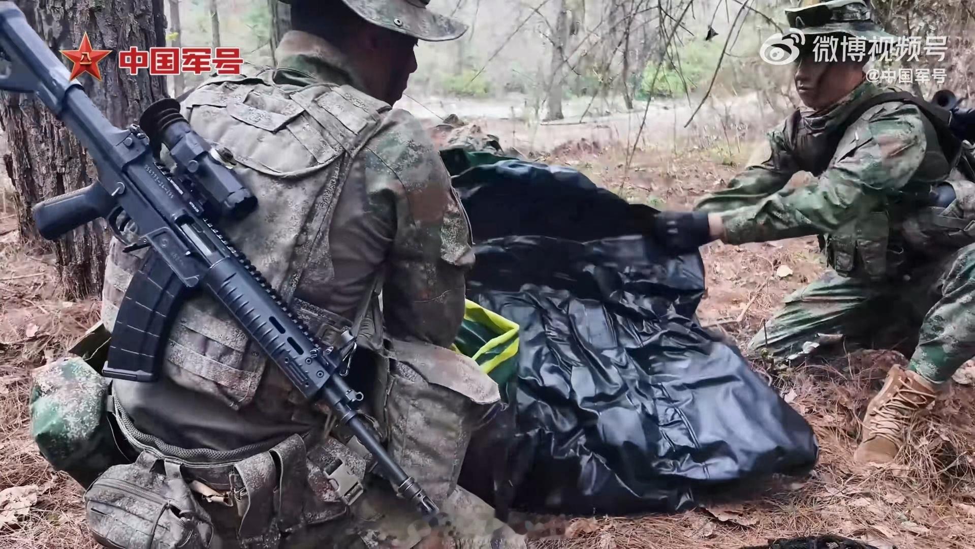 决死劲旅，该部的穿搭一向别有风味，oldschool而不土。