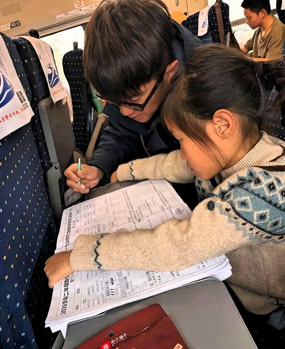 近日，武汉一位985爸爸火了，不是因为他是网红，而是他的教育方式，每晚让孩子九点