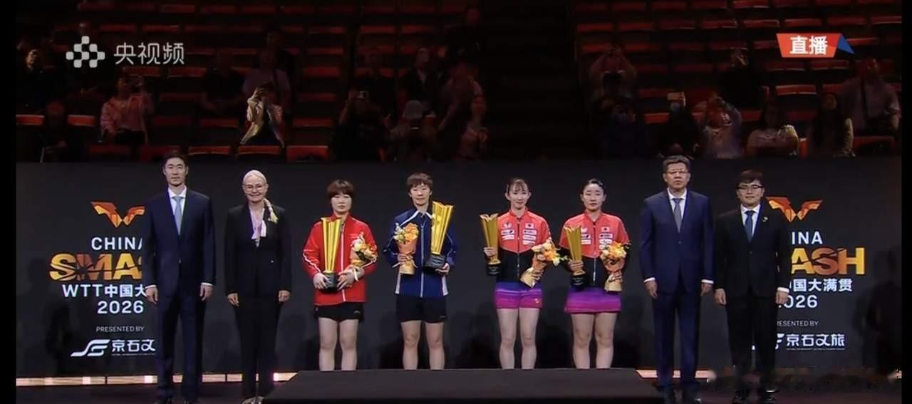 颁奖台上一个不起眼的小动作，真的看出来运动员有多不容易。王励勤老师递出伴手礼的