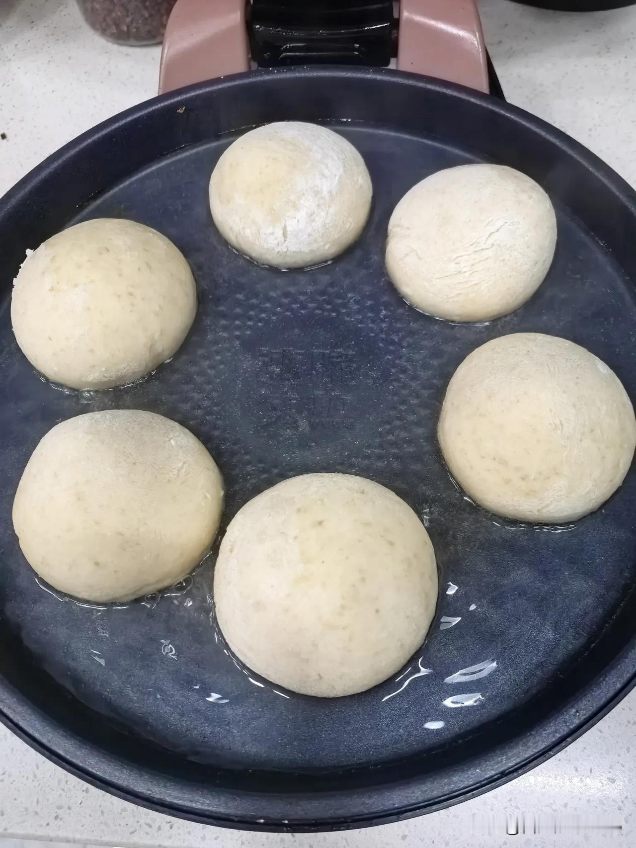 打开电饼铛下边的火力键，二分钟发热后放入馒头定型，等两分钟后加入适当水(我加的是
