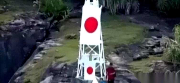 我今天才算彻底想明白一件事，后背发凉。钓鱼岛上那个小破灯塔，为什么我们死活就是