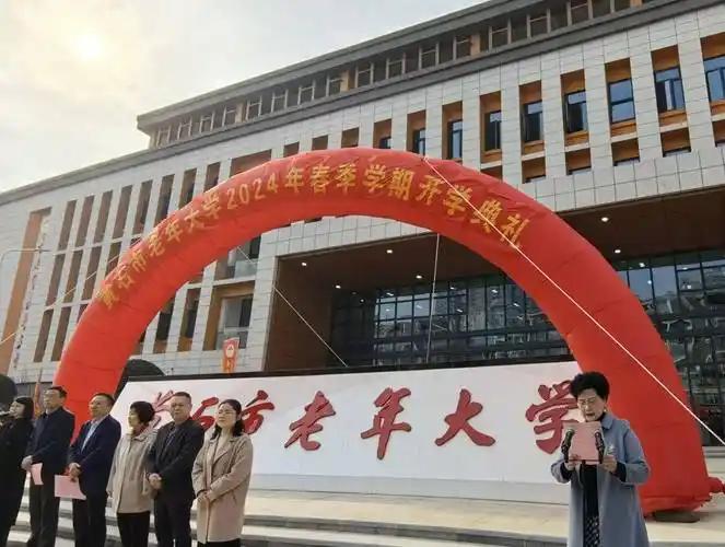 家人们，现在最火的补习班不是中小学辅导班，也不是成人考证课，而是老年大学！大爷大