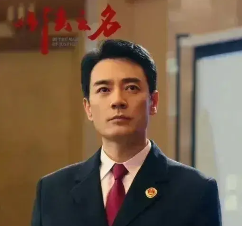 越看《以法之名》越觉得张译和李光洁的角色应该互换一下。江敏（白冰饰）那么漂亮，