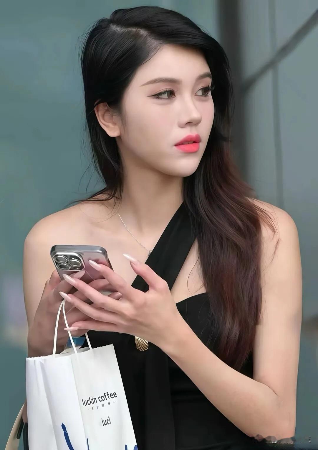 生活有那么多可能性，可是日子还是重复又规矩。