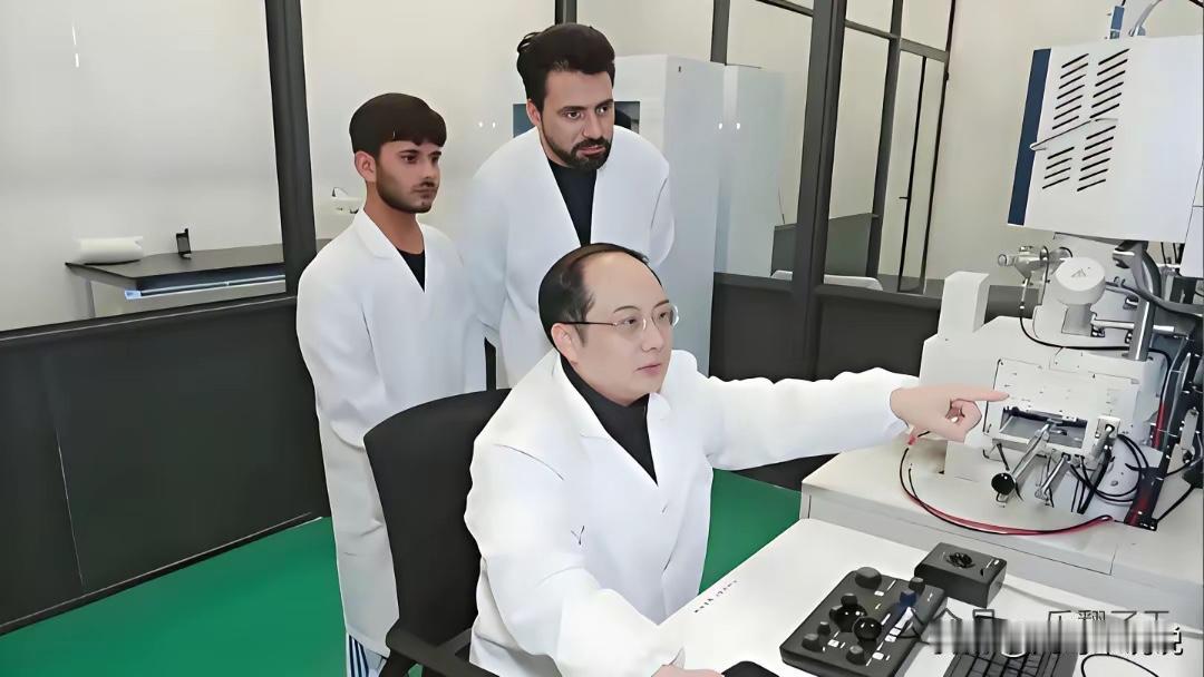 江苏科技大学目前登上热搜，这个郭教授绝对是个人才，一个只有高中学历的居然混到大学