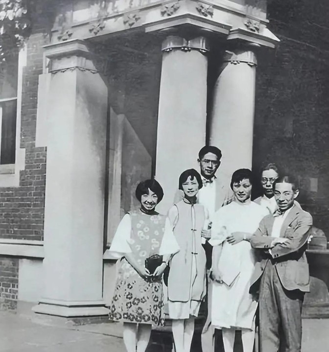 1929年，林徽因新婚不久，到东北大学任教。校长张学良心生倾慕，多次邀请林徽因当