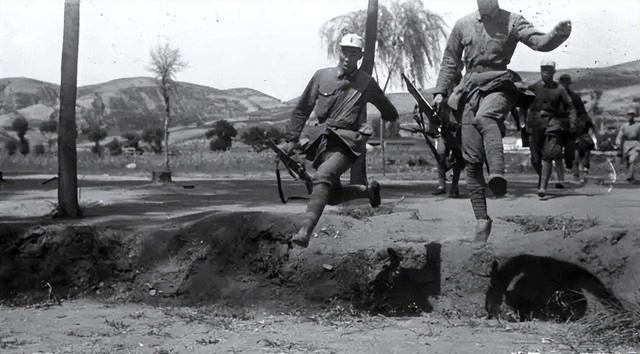 1941年，八路军的一位炊事员去河边挑水。眼前的地上出现很多“奇怪”的脚印，低头