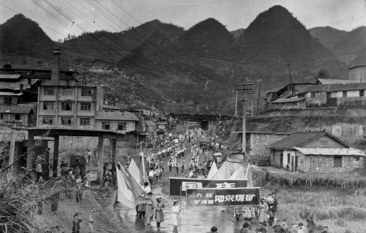 支援三线建设，给西部带来了很多高校。比如唐山铁道学院内迁四川峨眉县，给四川带来