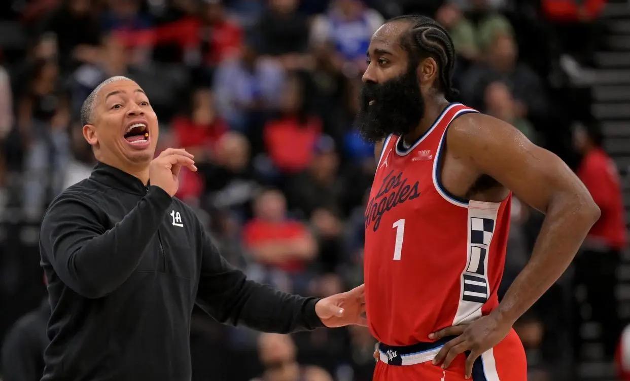 哈登但凡为其他体系跑过一次无球，我都觉得你说得对，但是他跑过一次么？交球就站3