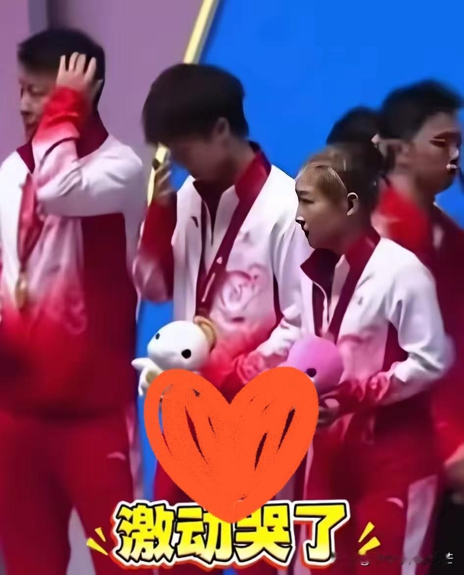 昨晚颁奖礼上，高远拿着金牌哭那下，谁看了不揪心？这孩子是真不容易。自打父亲