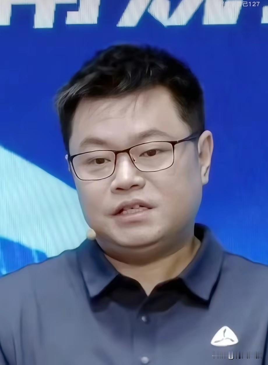 樊振东缺席世乒赛，侯英超提出了大胆的建议！侯英超说:王楚钦在，基本盘就有了