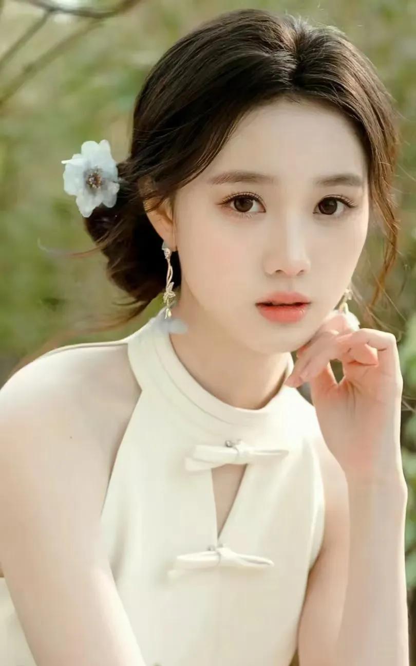 芒果TV主持人李瑜堪称中国顶级美女，肌肤胜雪，明眸善睐，举手投足间尽显迷人魅力，