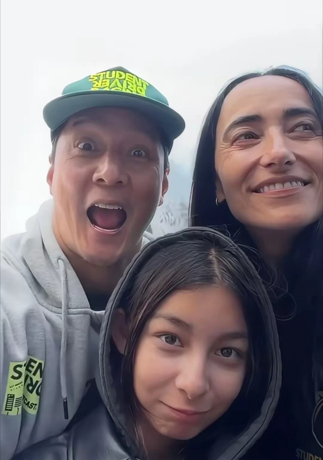 吴彦祖中秋全家福，女儿罕见露出正脸，妻子中法混血坦然面对岁月痕迹，这份状态好难得​