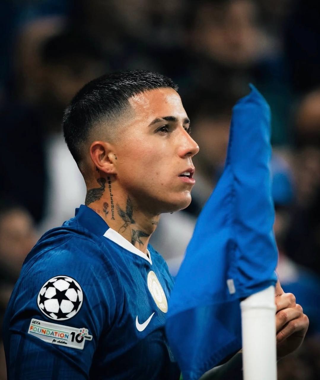 欧冠在切尔西将恩佐·费尔南德斯挂牌出售后，巴黎圣日耳曼正在与切尔西就签下他进