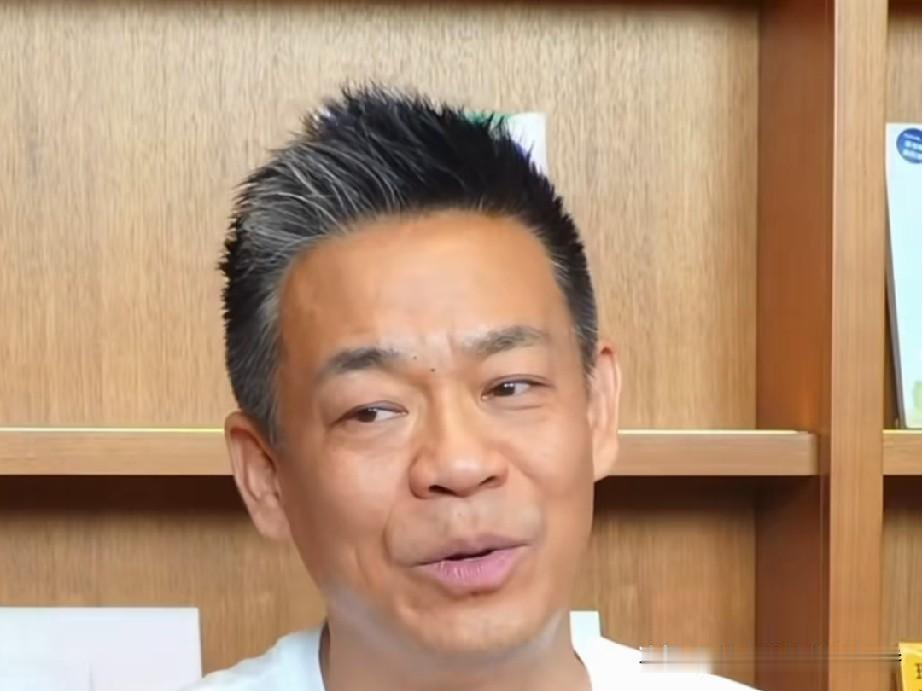 孙浩说大约在大前年的时候，他看到了巜主角》这部小说的剧本，大约有厚厚的两本，把这