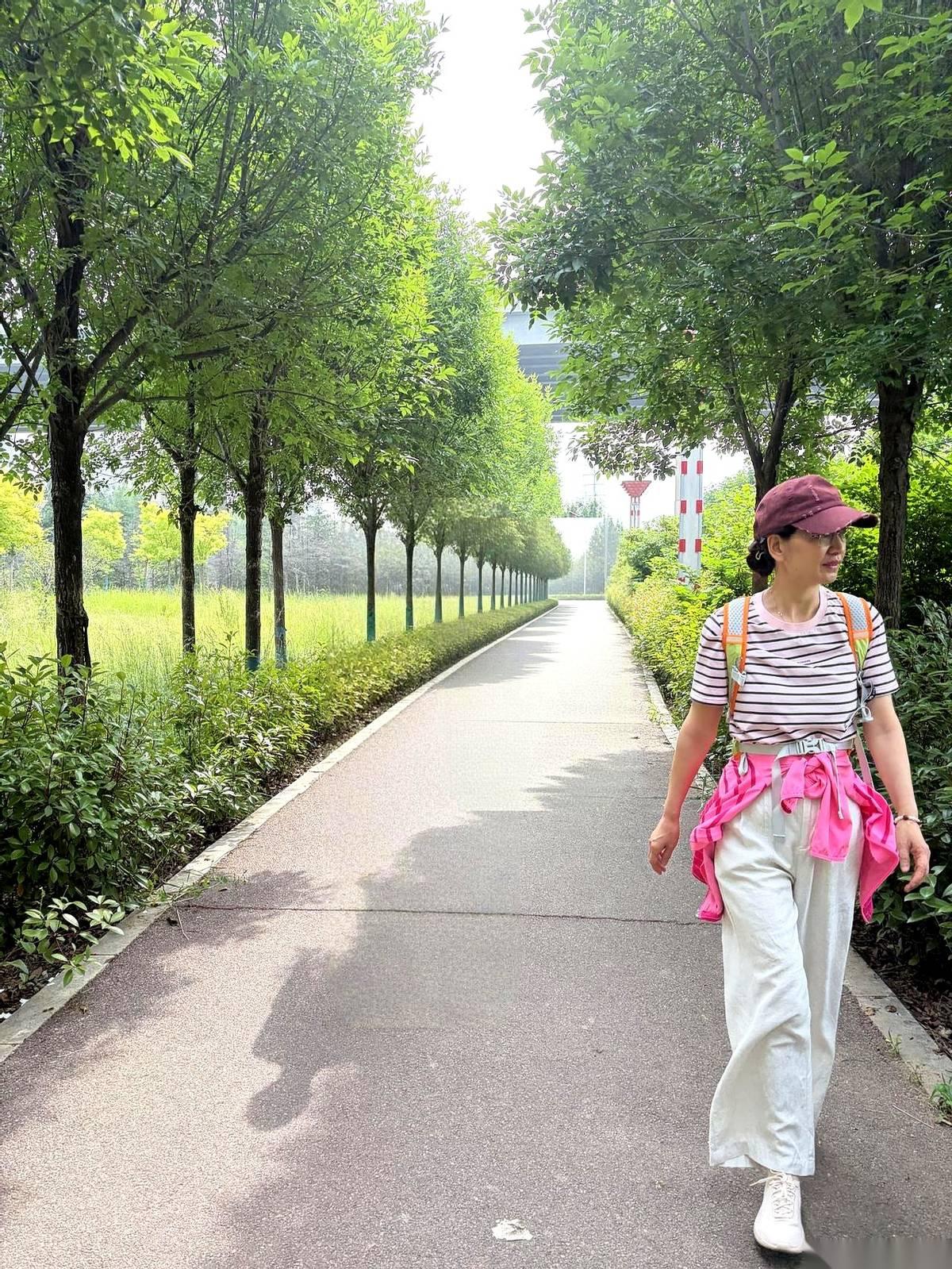 关于亚麻的衣服，评价就两个字：分裂。嫌它的人，说它皱巴巴的，像块没晒干的抹布，