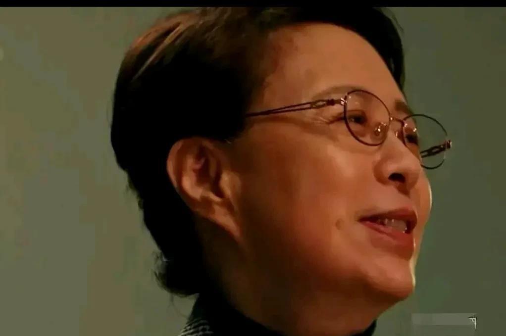 《以法之名》里演兰书记的刘佳被质疑拉皮，理由是她的耳朵比较与众不同，耳垂下拉，有