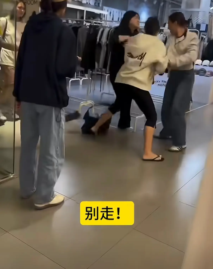 在韩国首尔，一名法国女子当众大喊“韩国人讨厌中国人，全世界都讨厌中国人”，一旁的中国女生听到后立刻上