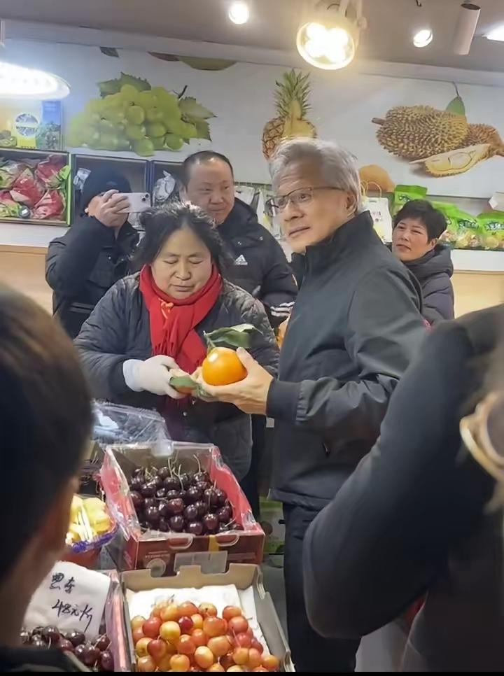 这就叫大格局。黄仁勋去菜市场，第一家不让试吃，他也没生气。到了下一家，他随手抓起