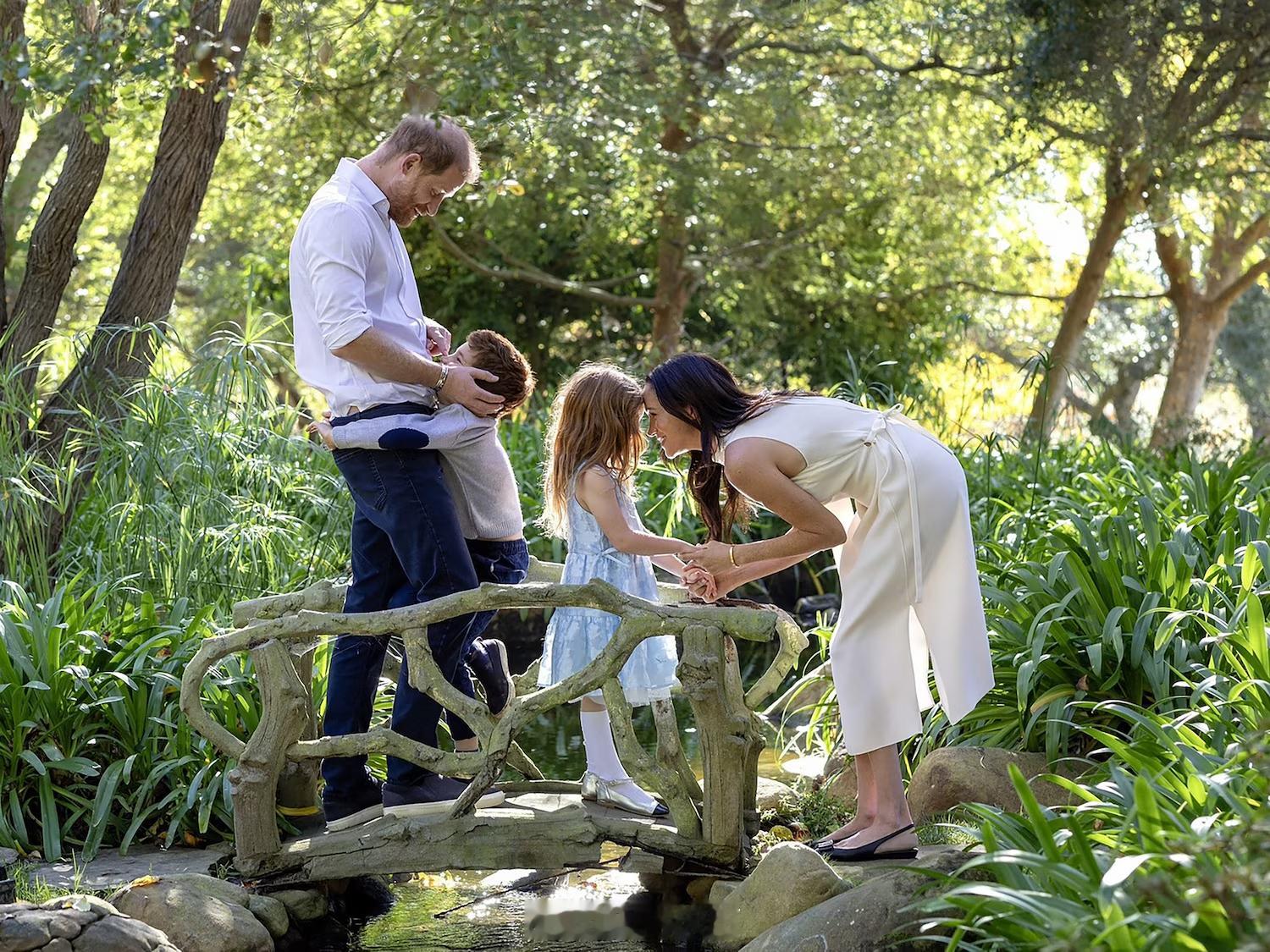 哈里和梅根的圣诞全家福。网图