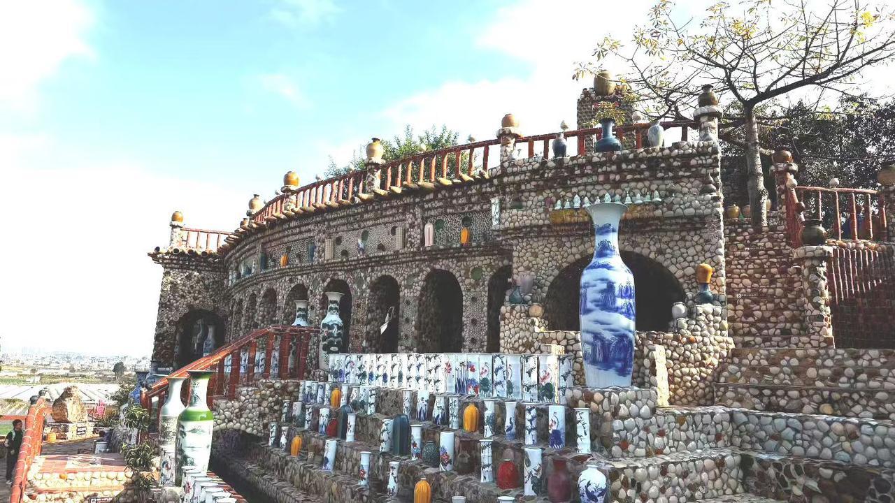 贝山陶庄，云南建水古城的一个新地签贝山陶庄，国家3A级景区。它位于云南红河哈