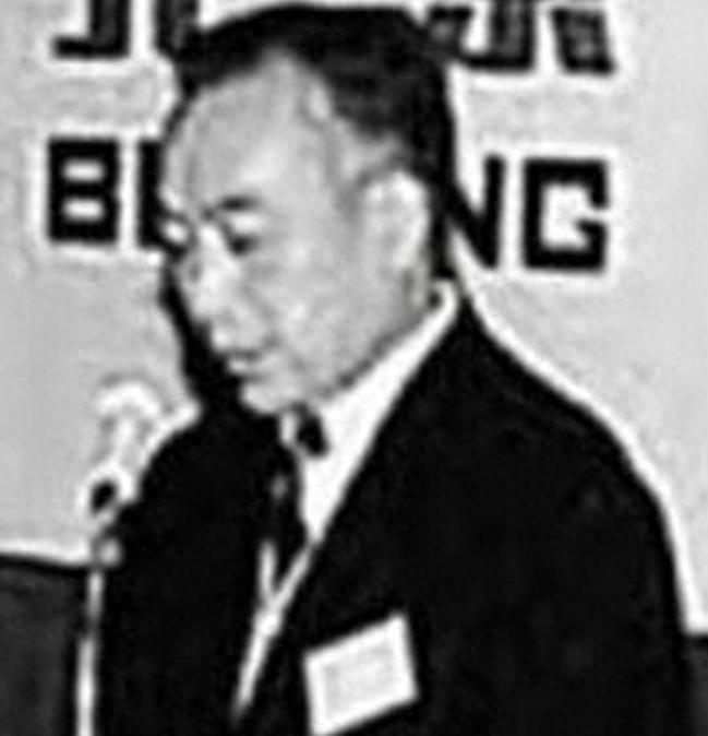 1989年铁道部副部长张辛泰已犯案，协助中央办案的同时，却还持续作案，事件细节令