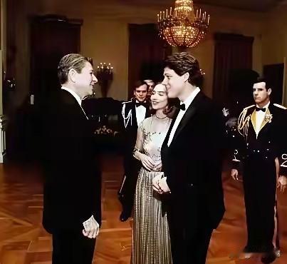 克林顿身居大位的时候，应该是大漂亮经济社会发展以及影响力比较厉害的时期，记得那是