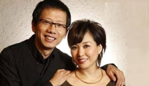 1999年，黄小茂对史可说：“孩子没了，咱们还是离婚吧。”史可含着泪水答应了，没