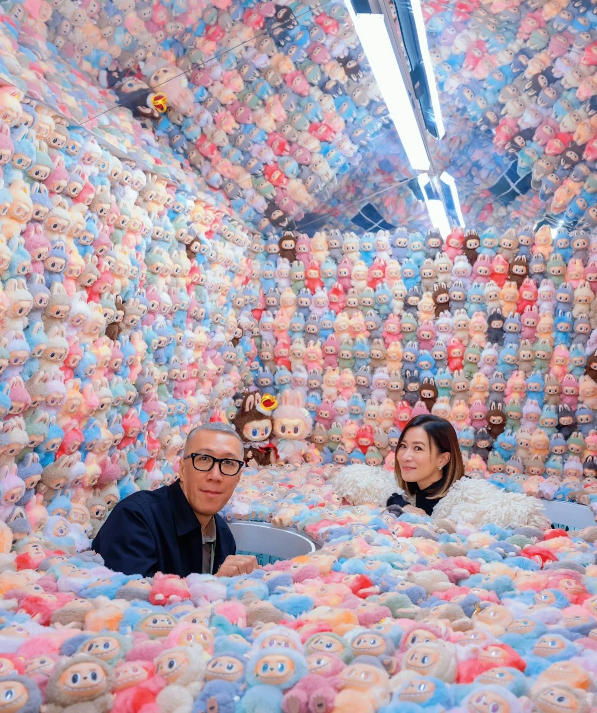 被Labubu包围的佘诗曼。