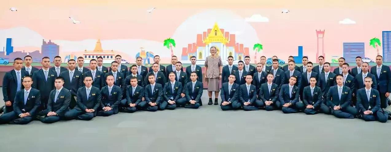 在泰国女人中，诗琳通公主地位最高，王后苏提达，总理佩通坦也均甘拜下风！