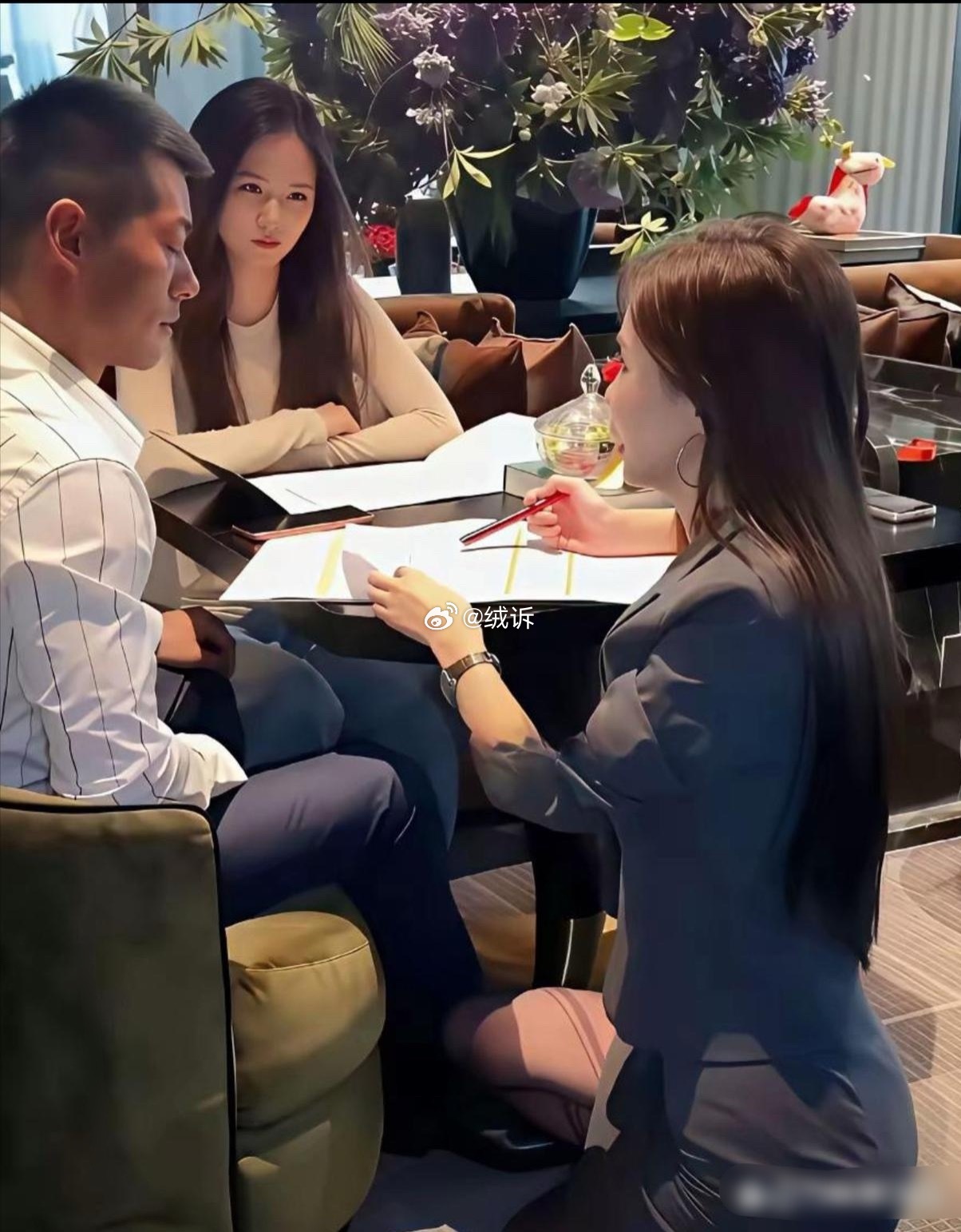 不怪他老婆这个眼神，换谁还不是