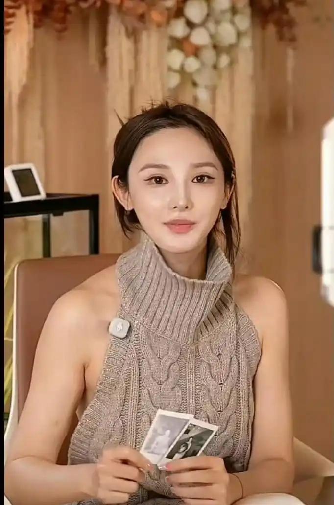 这跟不穿有什么区别？35岁知名女星直播穿搭引争议，副乳都露了一些出来，这是直播还