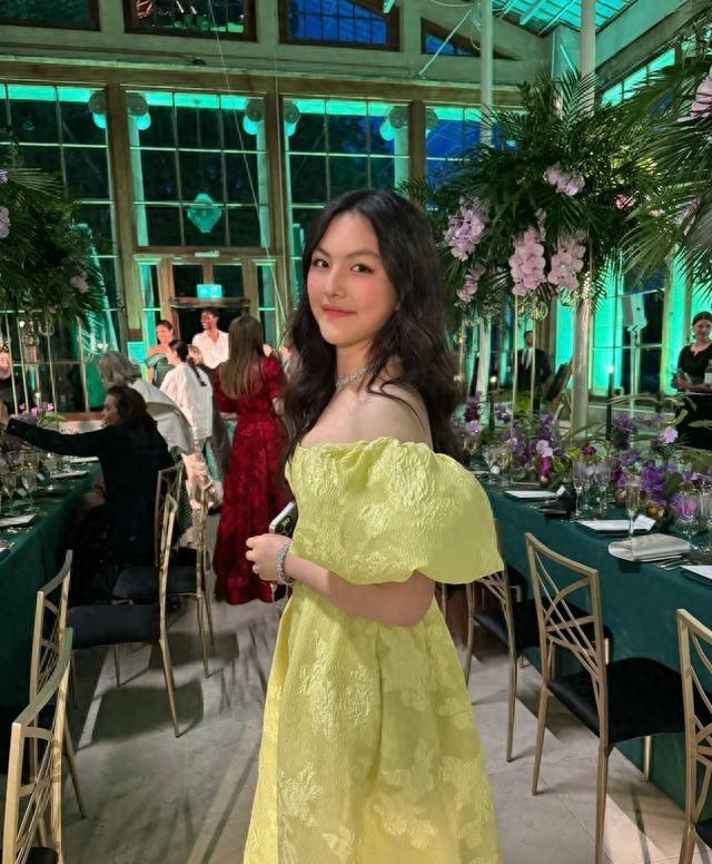 李湘母女英国社交翻车！讨好王后被嘲“崇洋媚外”，网友辣评：脸丢到国外了！开篇暴