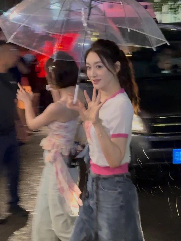 李小冉和唐艺昕一起去录制综艺节目，两位搭配的很有潮流时尚感，看上去年轻又迷人。