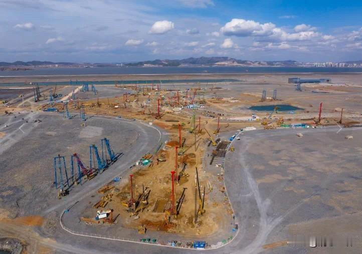 大连新机场航站建设进度拉满，完成1550根工程桩浇筑！“五一”期间，大连金州