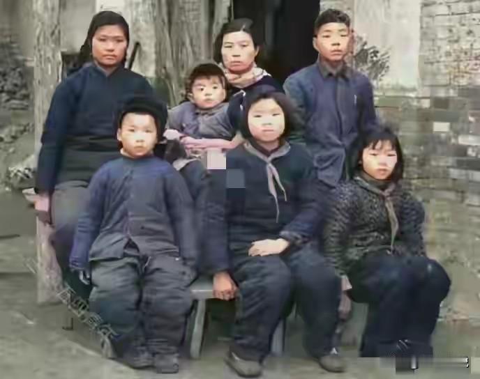 一张老照片见风骨：焦裕禄病逝后，妻子与六子女守着初心度日阅读此文前，诚邀您