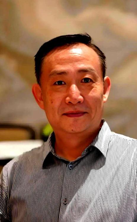 有人想把我们喝的水、用的电、上的网，打包卖给资本。还生怕我们看懂，特地用英文写