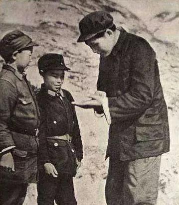这张照片拍摄于1939年4月24日，当天，毛主席来到位于延安东关黑龙沟的抗日军政