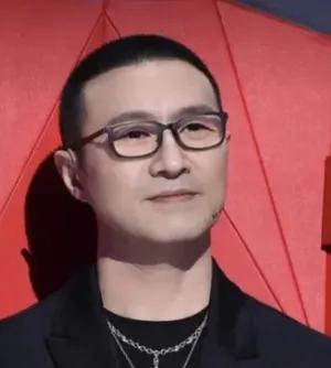 汪峰算不上唱功很棒的汪峰之所以有名气，在乐坛有立足之地，不是他唱得多优秀，在