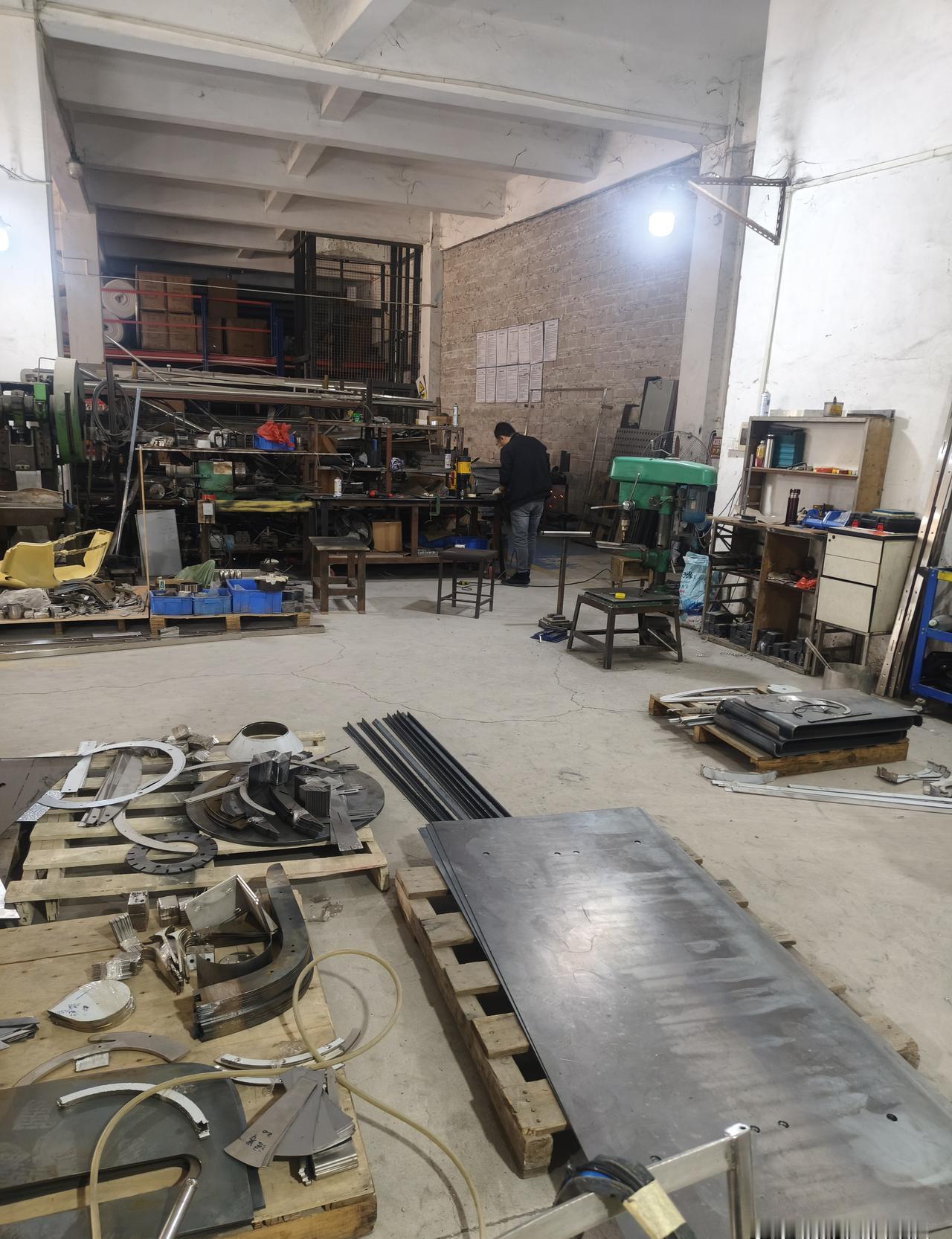 在中国许多小厂，职场陷阱似乎成了家常便饭。一位焊工描述了自己拒绝被提拔为“组长