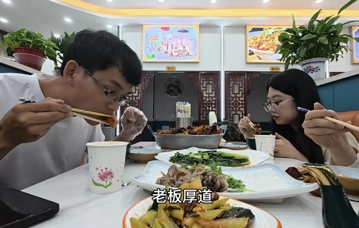 唐尚珺虽然出身农村，可是在新疆请团队吃饭，很舍得，不是随便吃个外卖，而是点了好