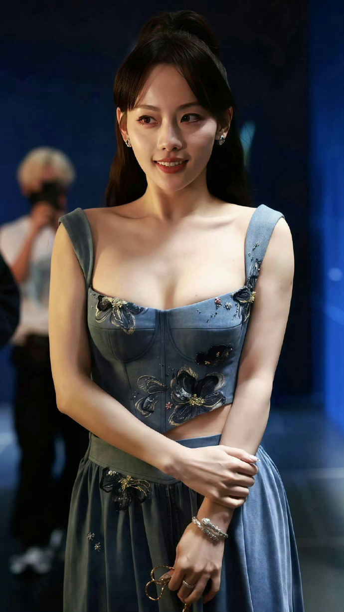 张嘉倪[比心][比心]终于回归了好开心​​​